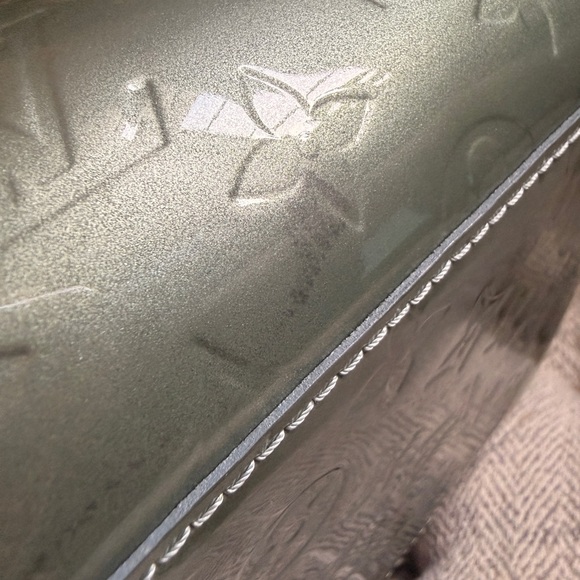 Louis Vuitton Sherwood GM in Gorgeous Givre Vernis - Picture 16 of 17